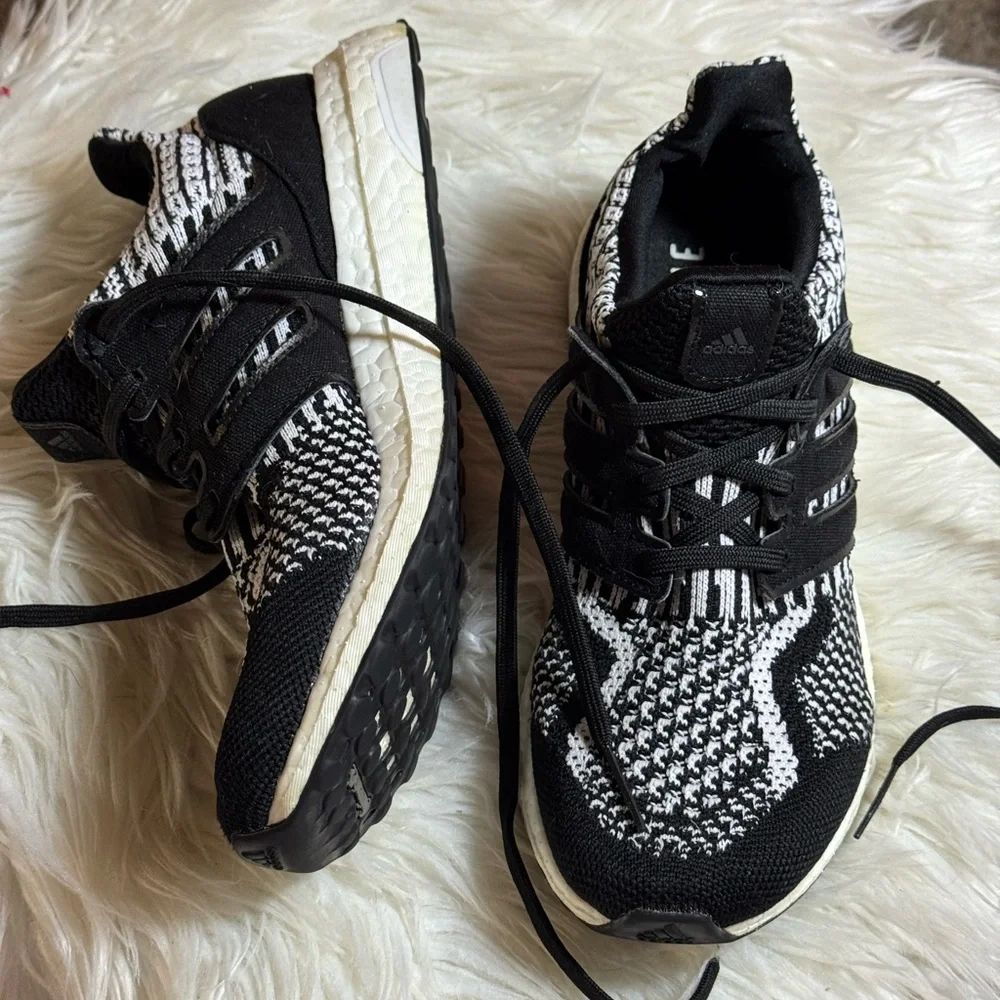 Adidas ultraboost 5 dna Sneakers womens size 6.5 J Oreo white Black Shoes 702001